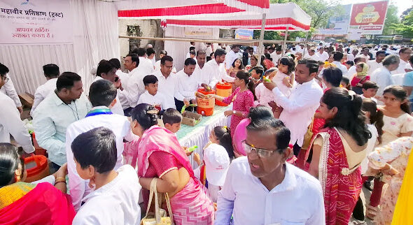 Mahavir Jayanti Nagar | महावीर जयंती पदयात्रेत महावीर  प्रतिष्ठानच्या वतीने थंडपेय वाटप